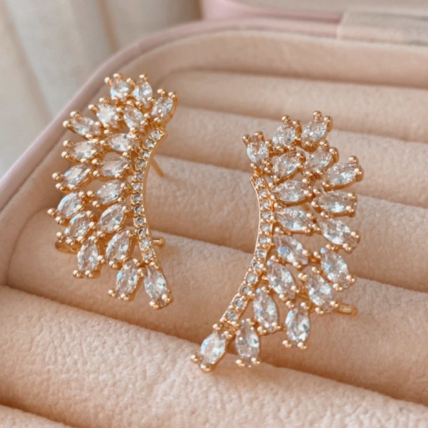 Brinco Ear Cuff Cravejado