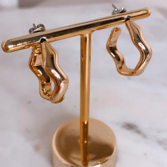 Brinco argola zig zag